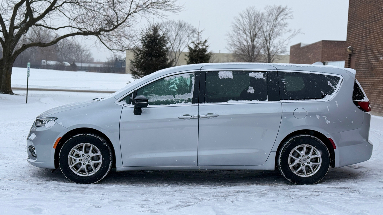 Chrysler Pacifica Touring L 2024