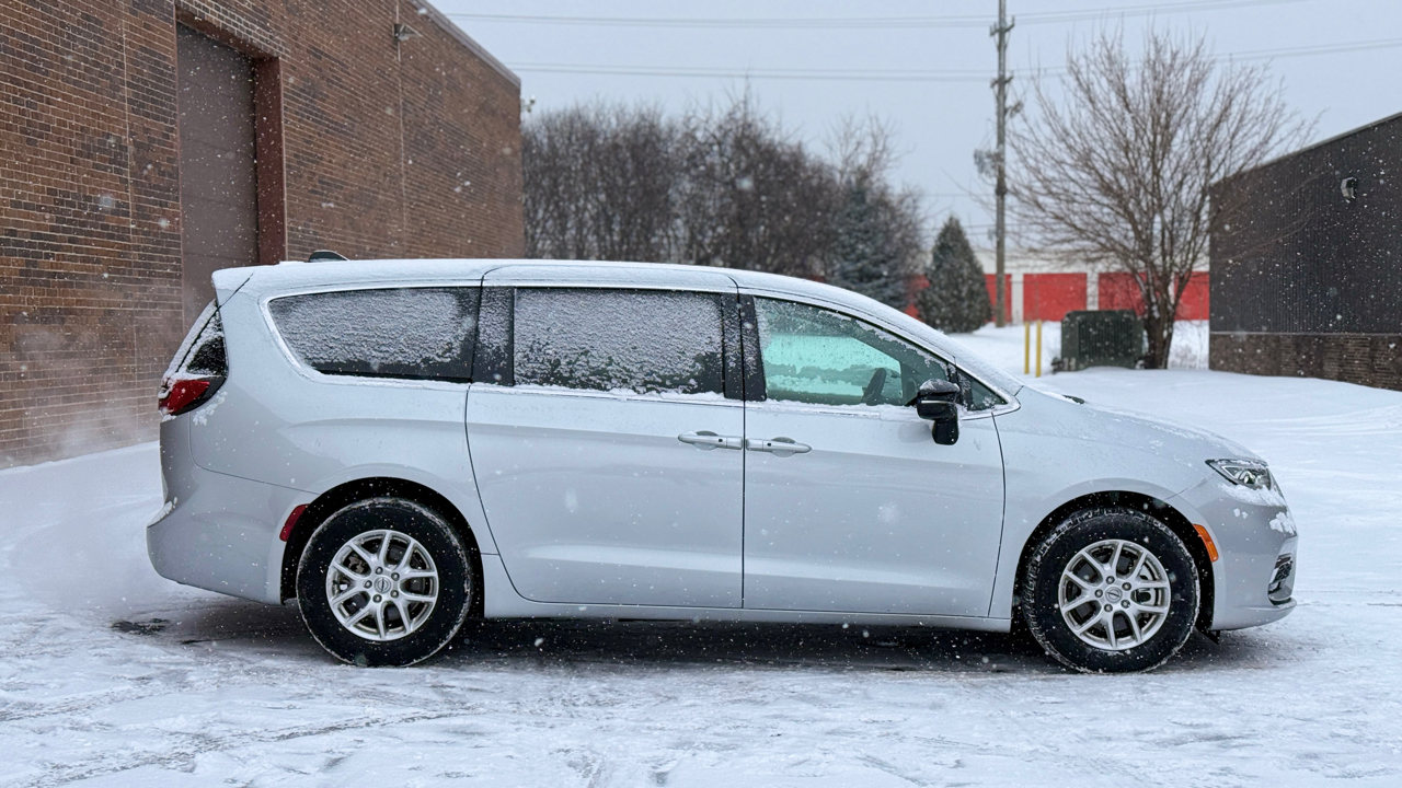 Chrysler Pacifica Touring L 2024
