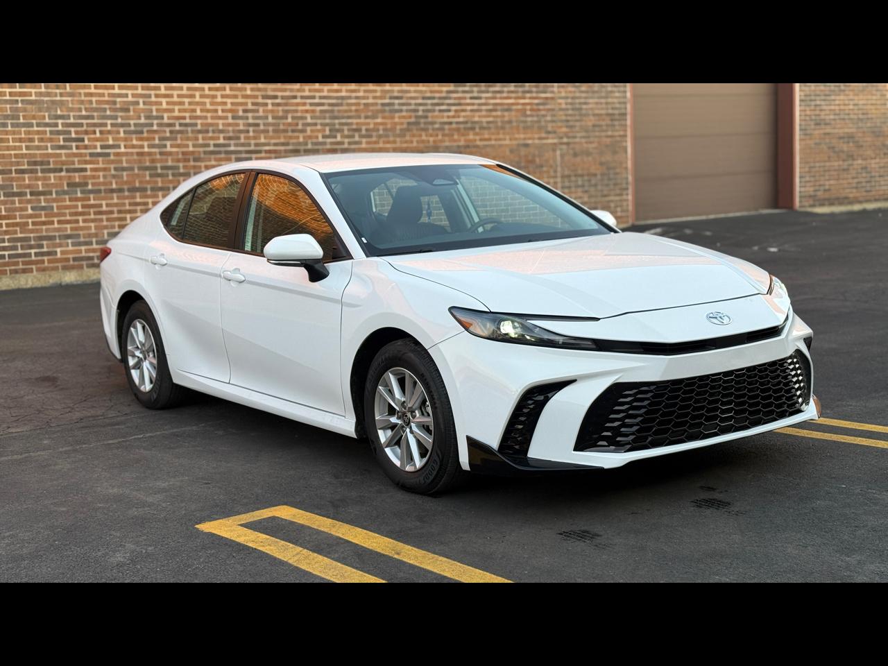 Toyota Camry Hybrid XLE 2025