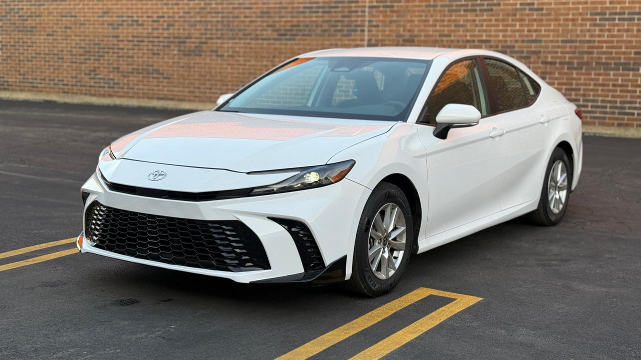 Toyota Camry Hybrid XLE 2025