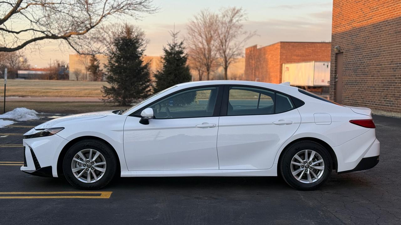 Toyota Camry Hybrid XLE 2025