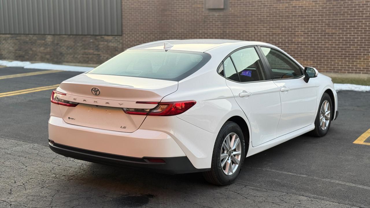 Toyota Camry Hybrid XLE 2025