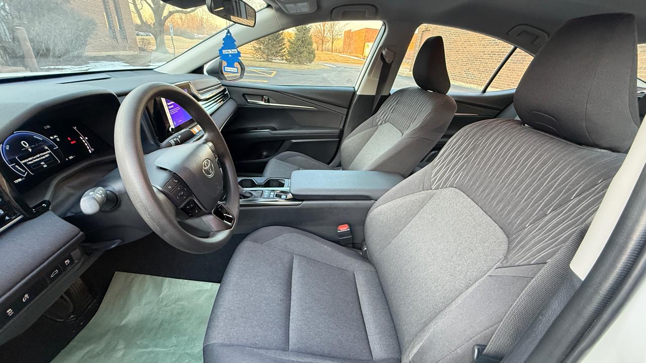 Toyota Camry Hybrid XLE 2025