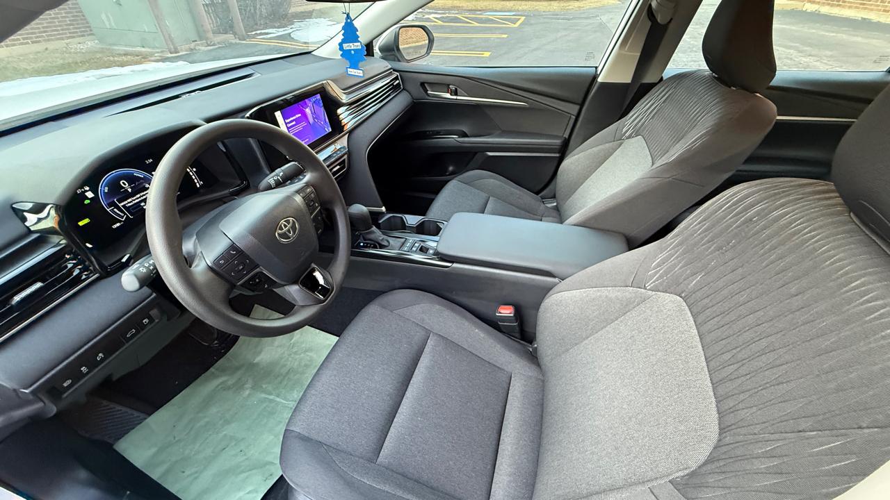 Toyota Camry Hybrid XLE 2025