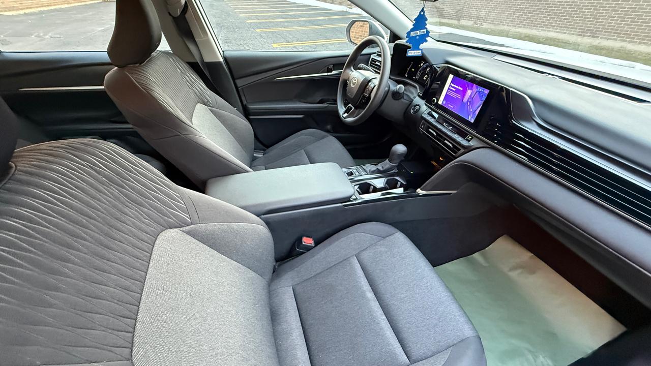 Toyota Camry Hybrid XLE 2025