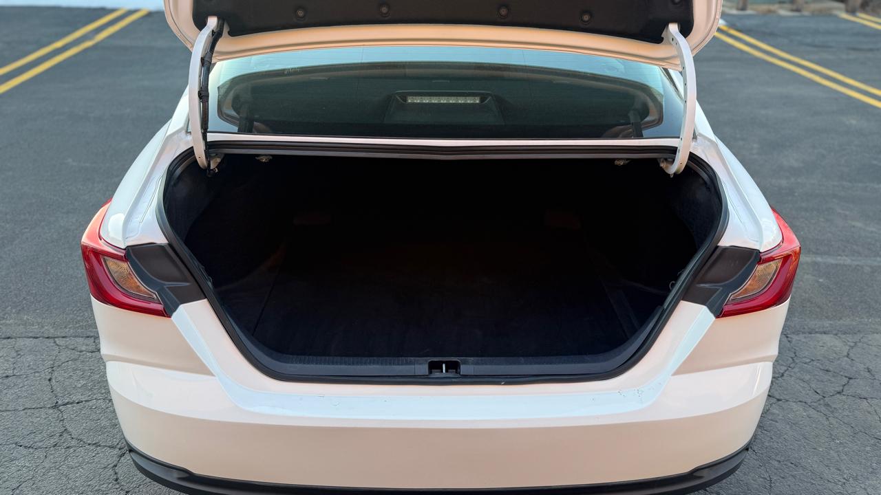 Toyota Camry Hybrid XLE 2025