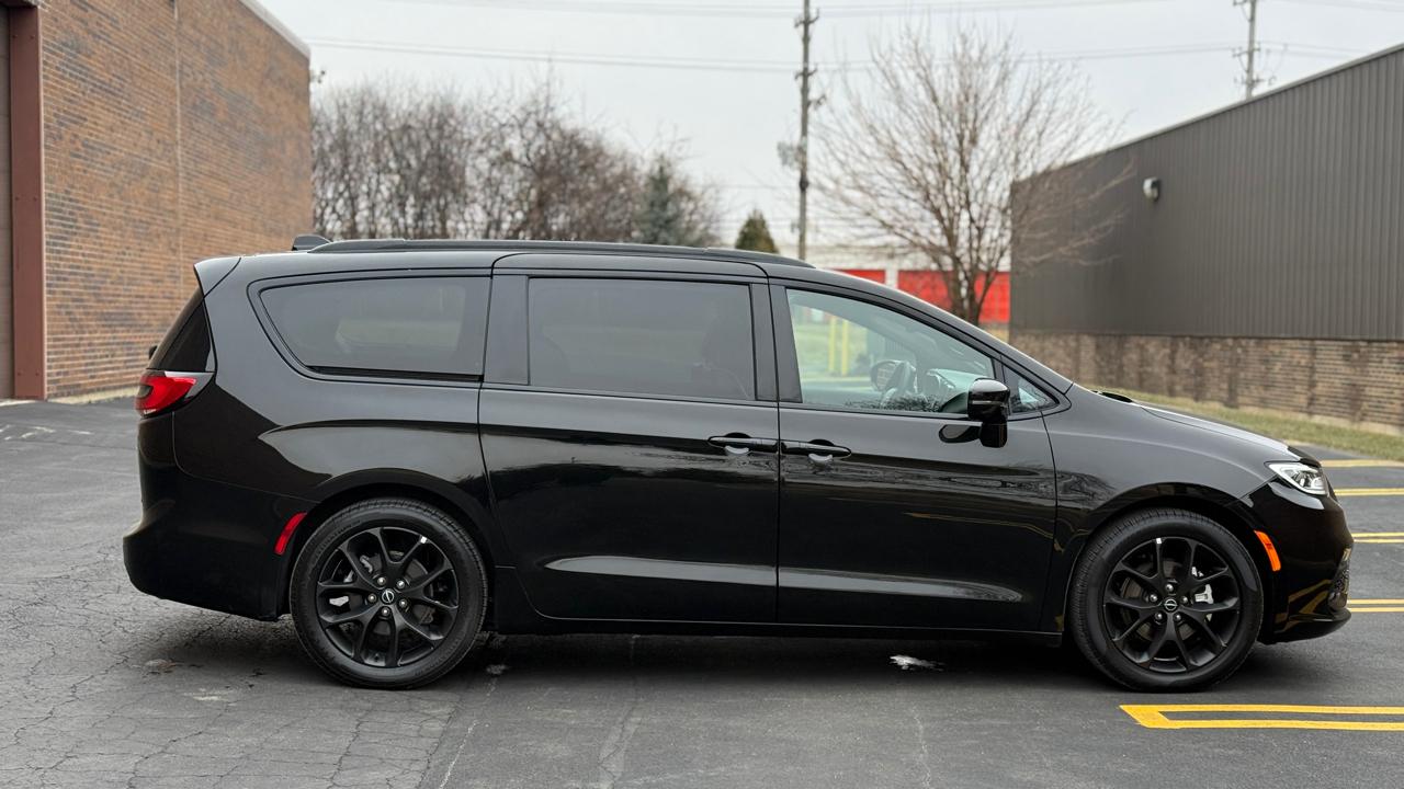 Chrysler Pacifica Limited 2025