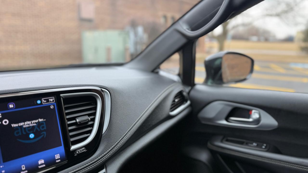 Chrysler Pacifica Limited 2025