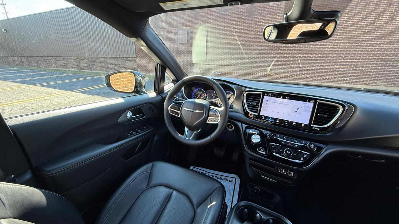 Chrysler Pacifica Select 2025