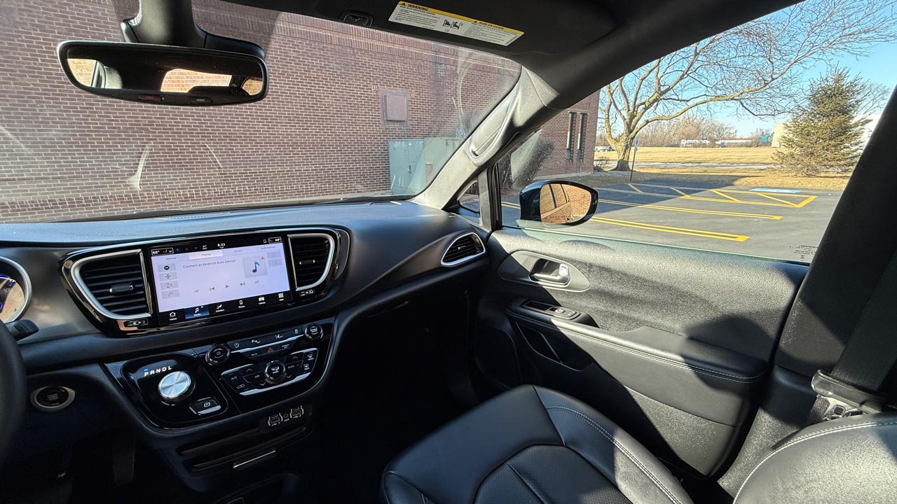 Chrysler Pacifica Select 2025