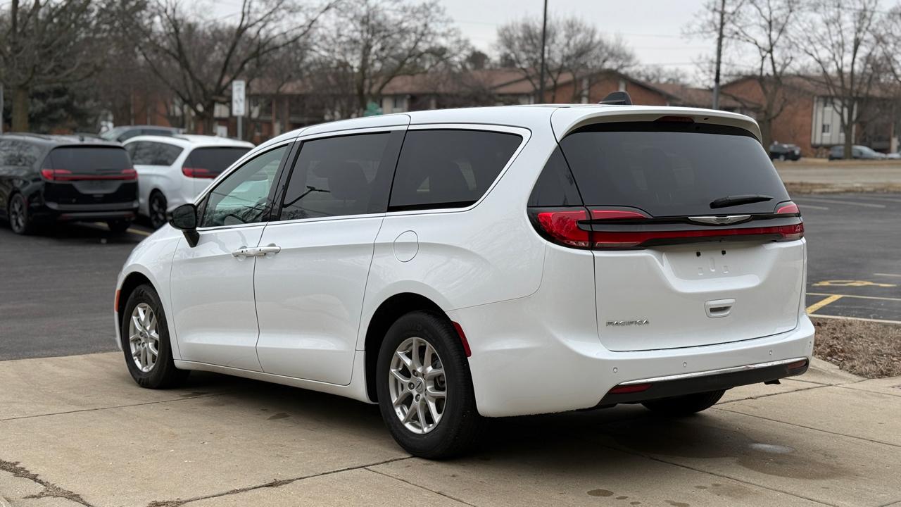 Chrysler Pacifica Select 2025