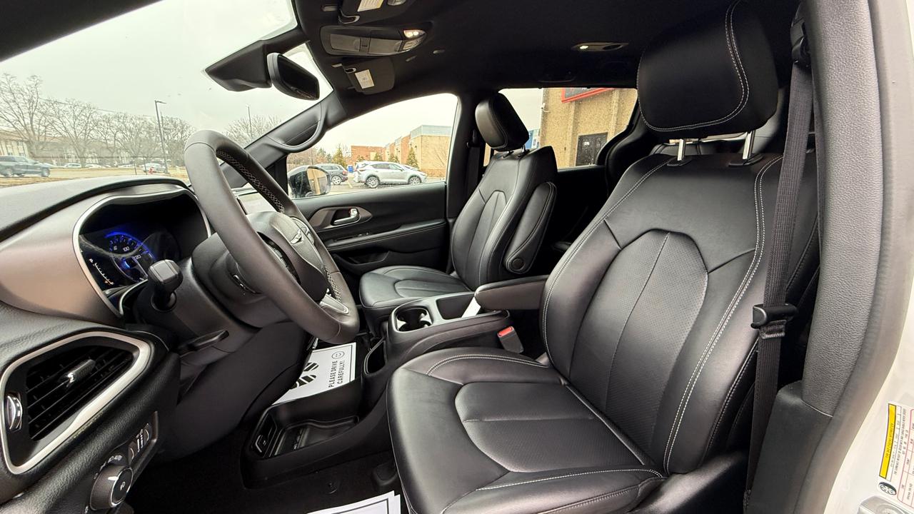 Chrysler Pacifica Select 2025