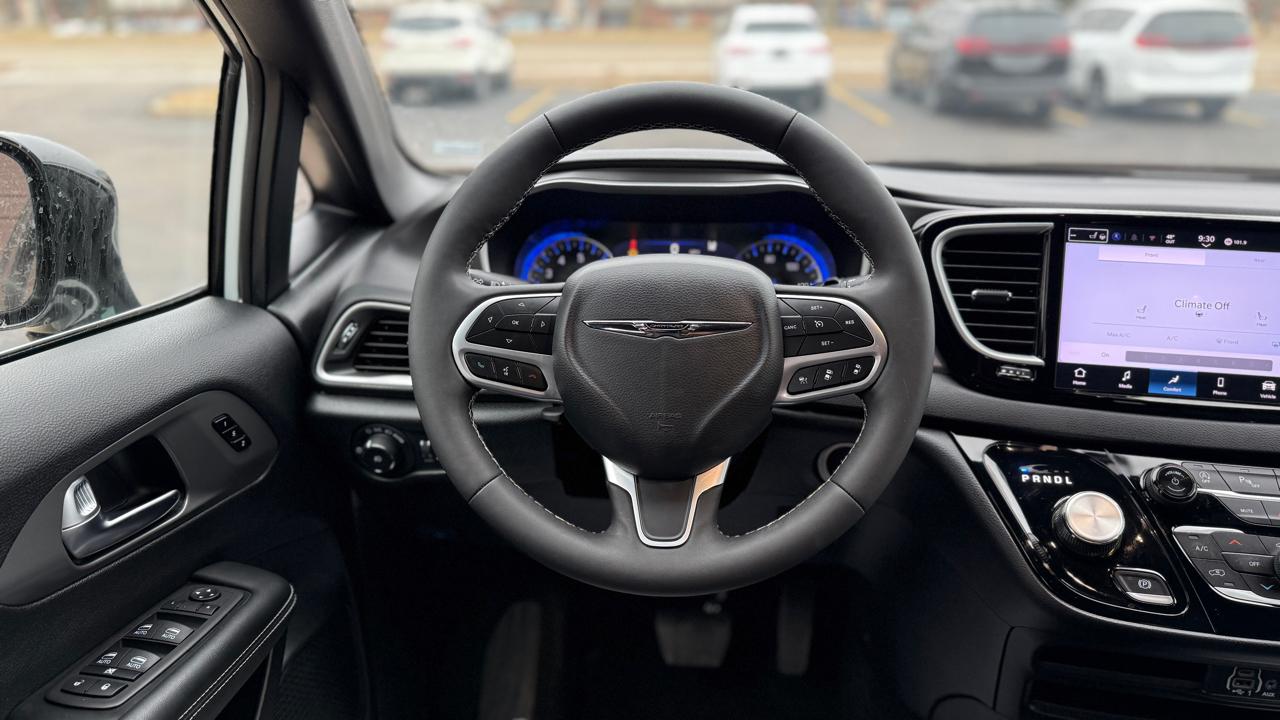 Chrysler Pacifica Select 2025