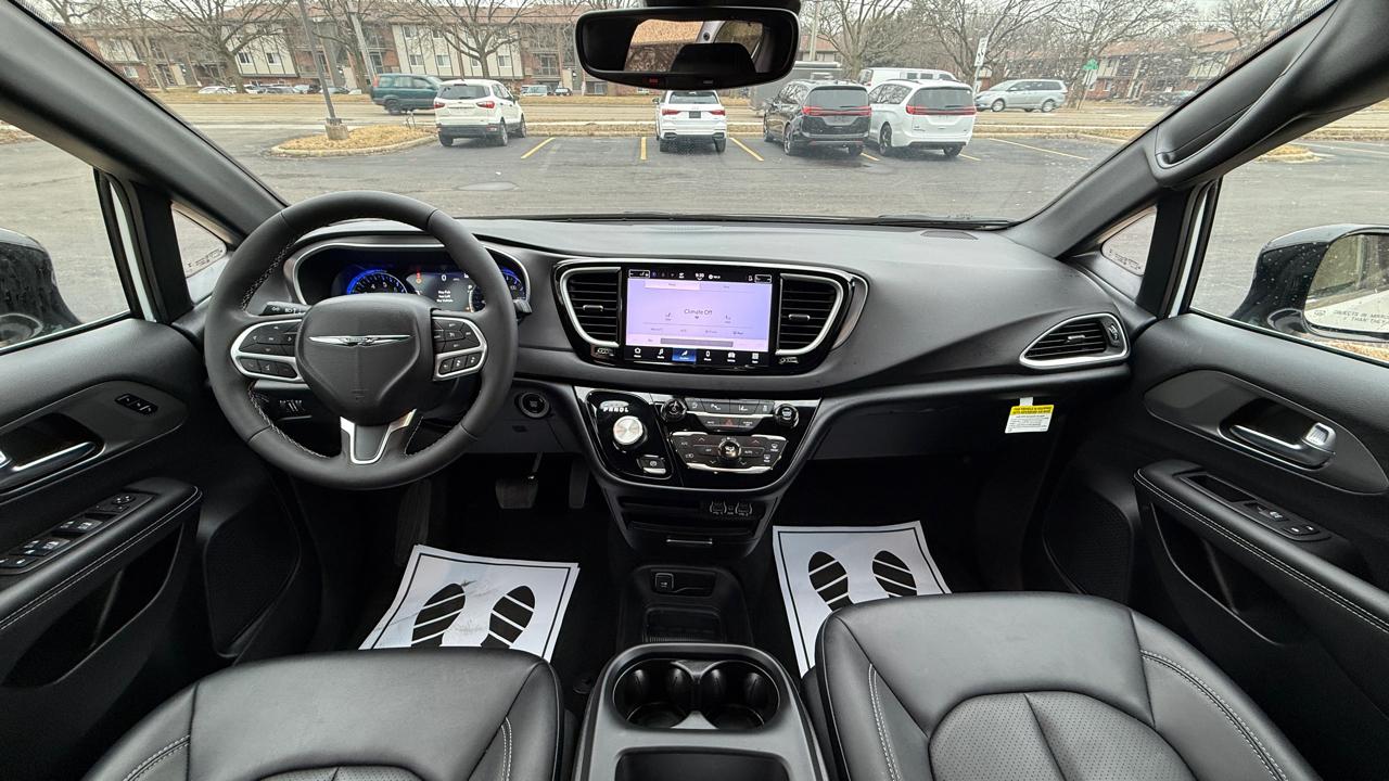 Chrysler Pacifica Select 2025