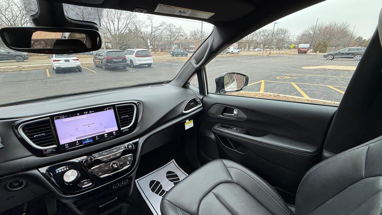 Chrysler Pacifica Select 2025