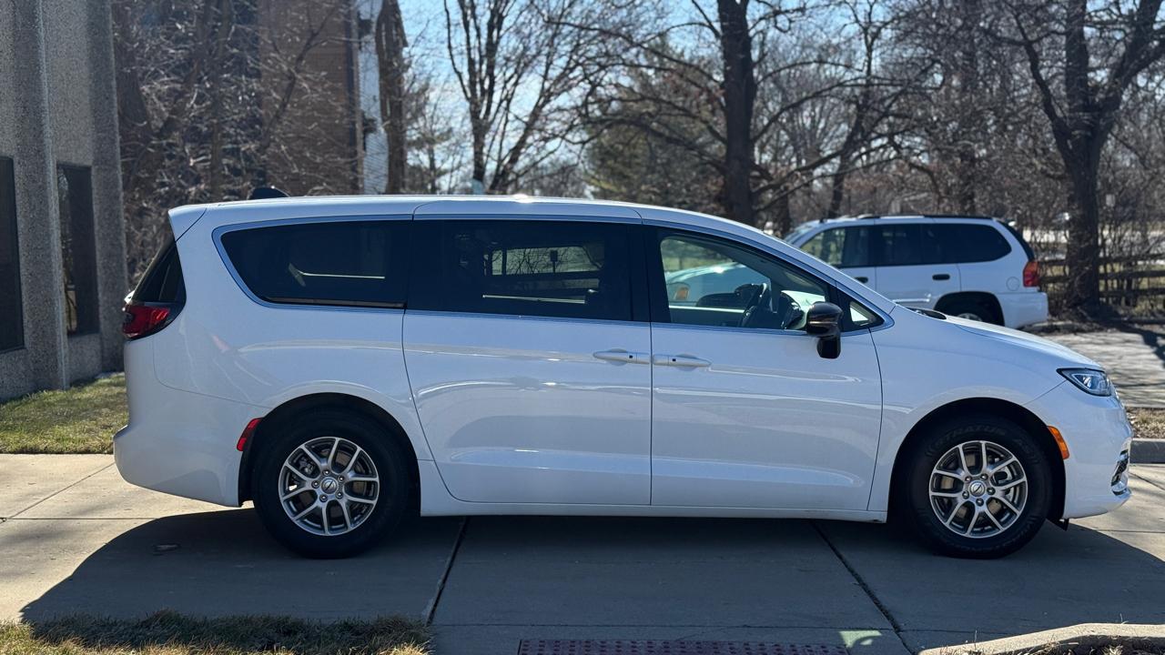 Chrysler Pacifica Touring L 2024