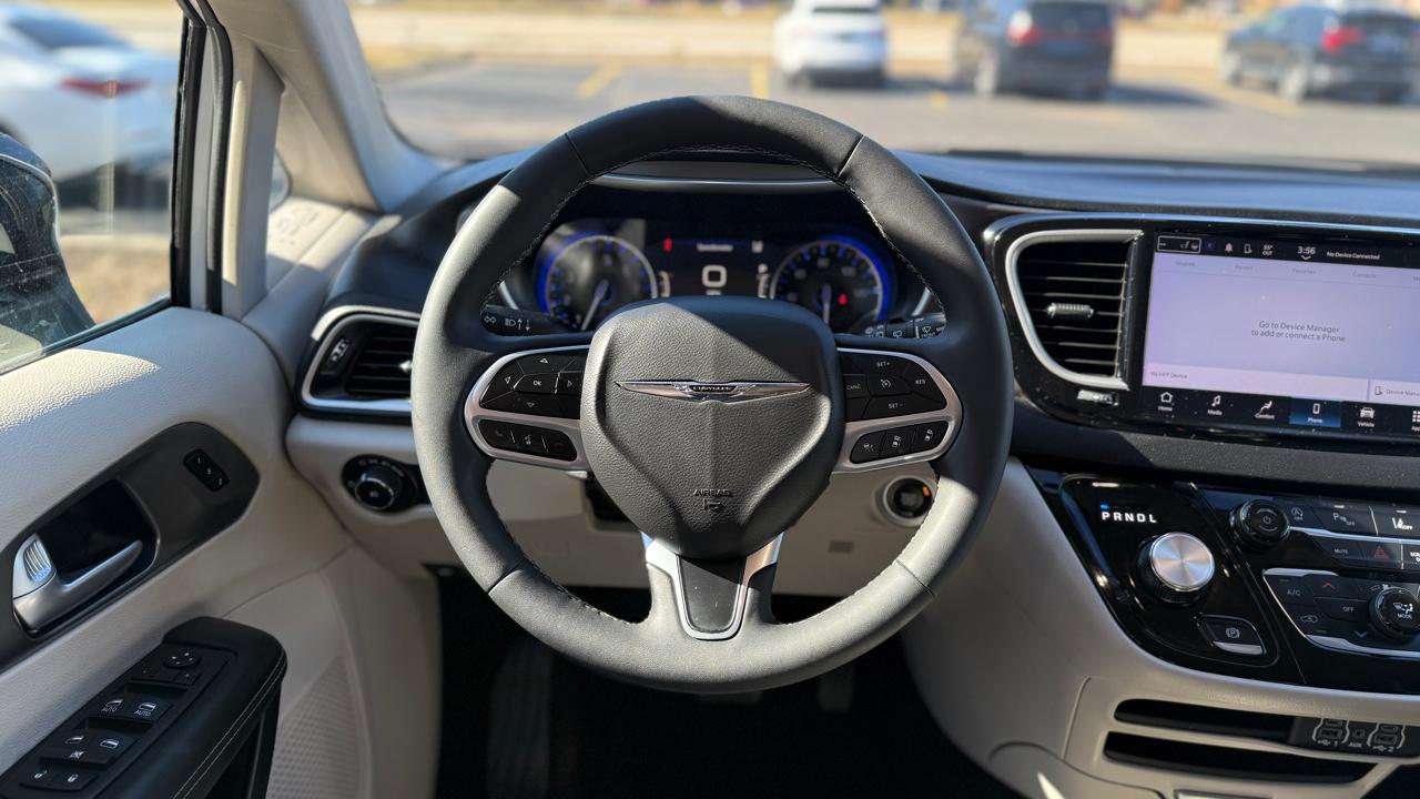 Chrysler Pacifica Touring L 2024