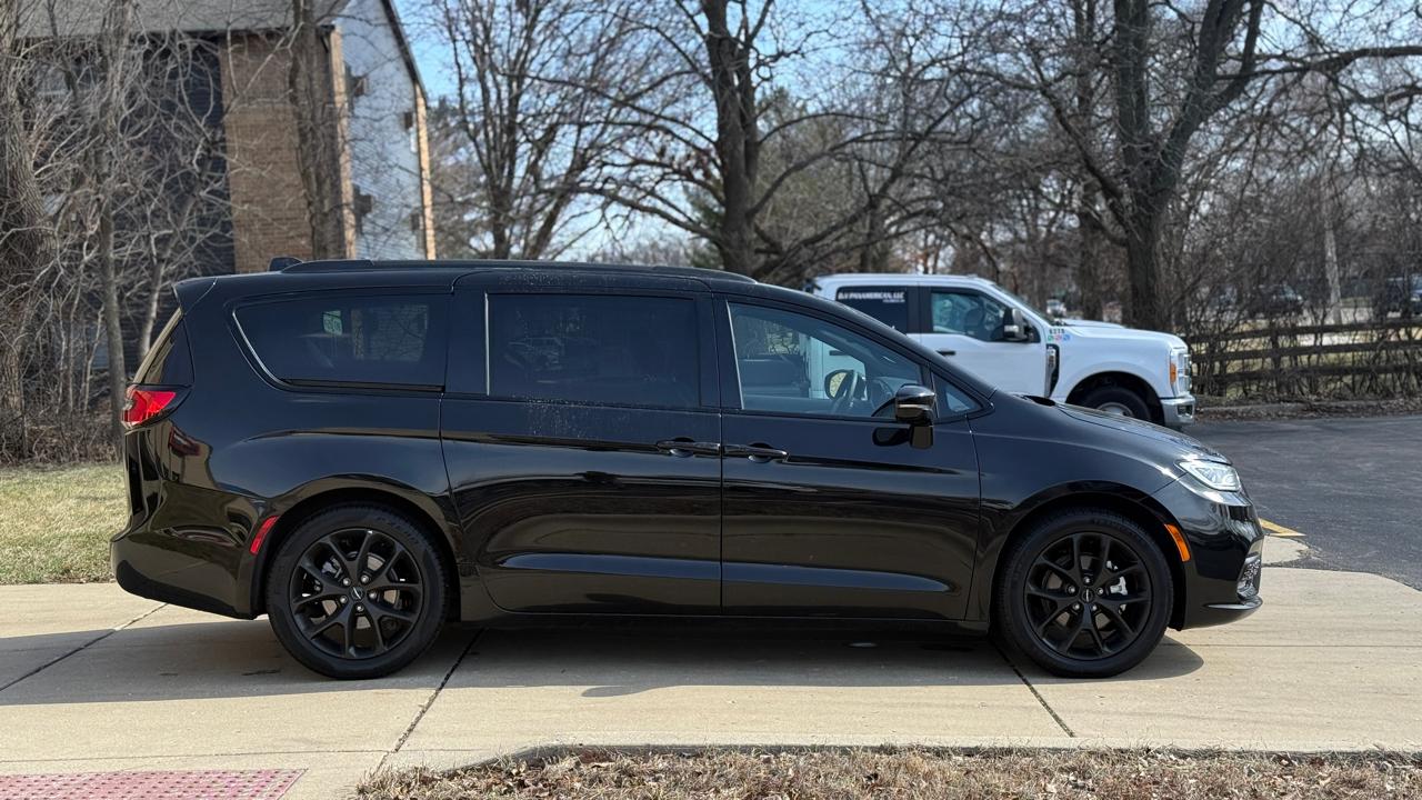 Chrysler Pacifica Limited 2025