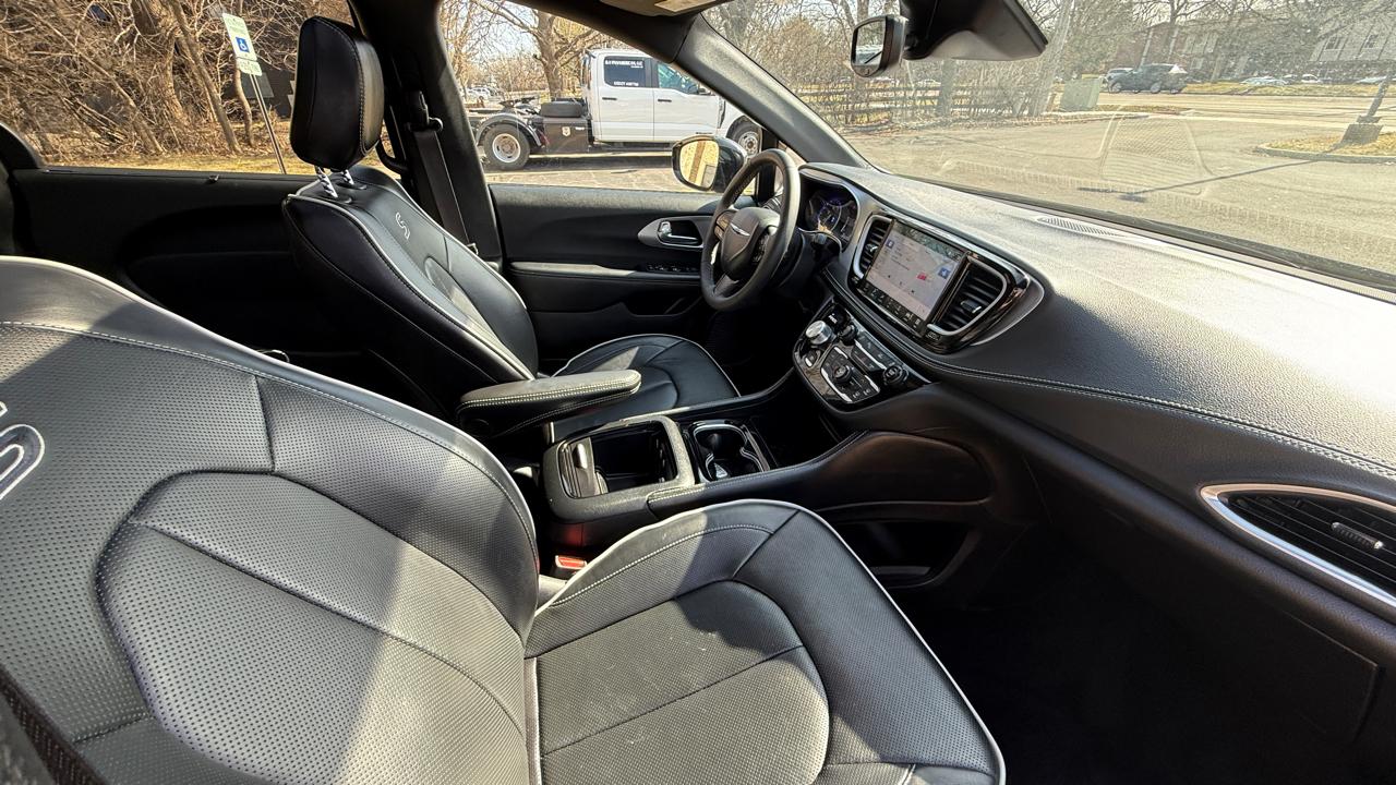 Chrysler Pacifica Limited 2025