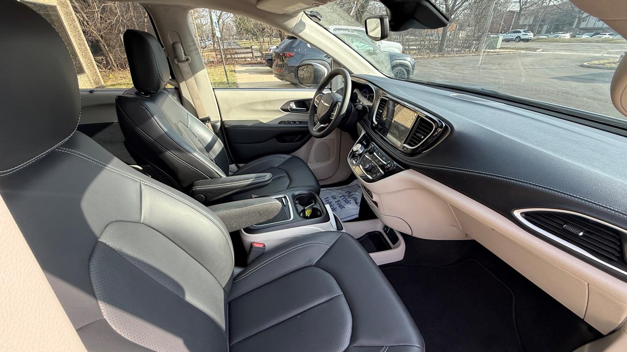 Chrysler Pacifica Touring L 2023