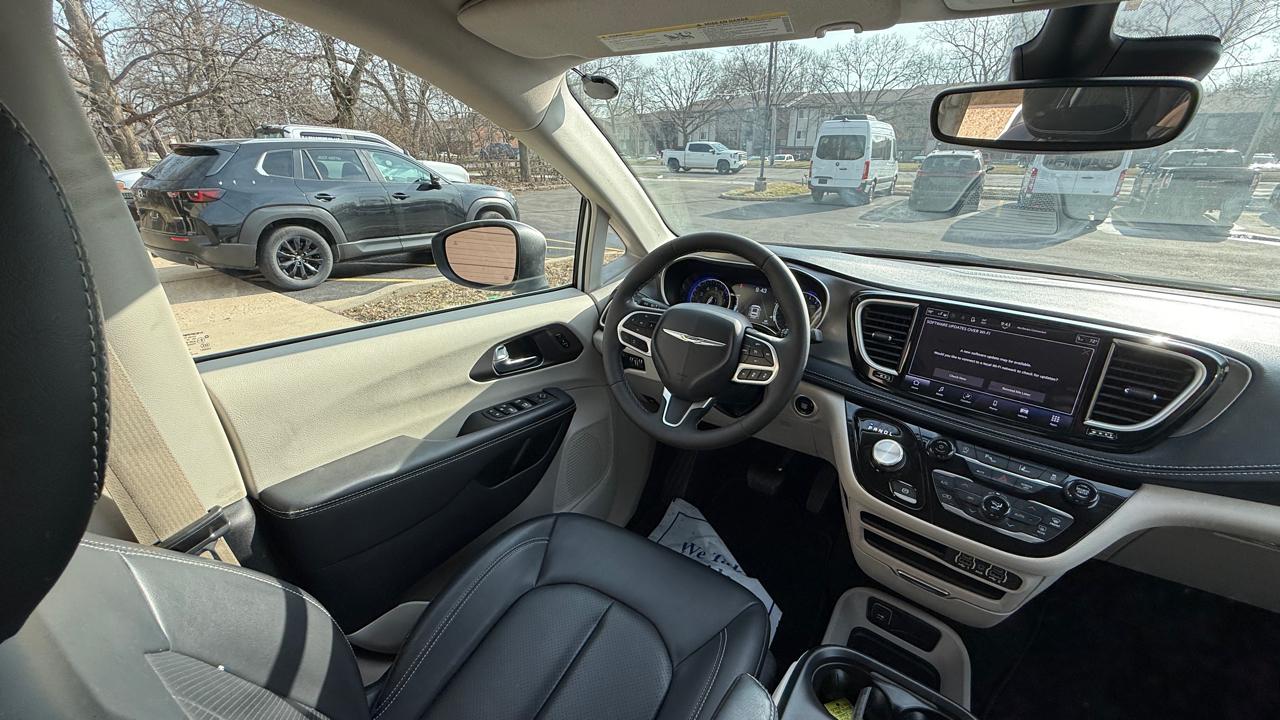 Chrysler Pacifica Touring L 2023