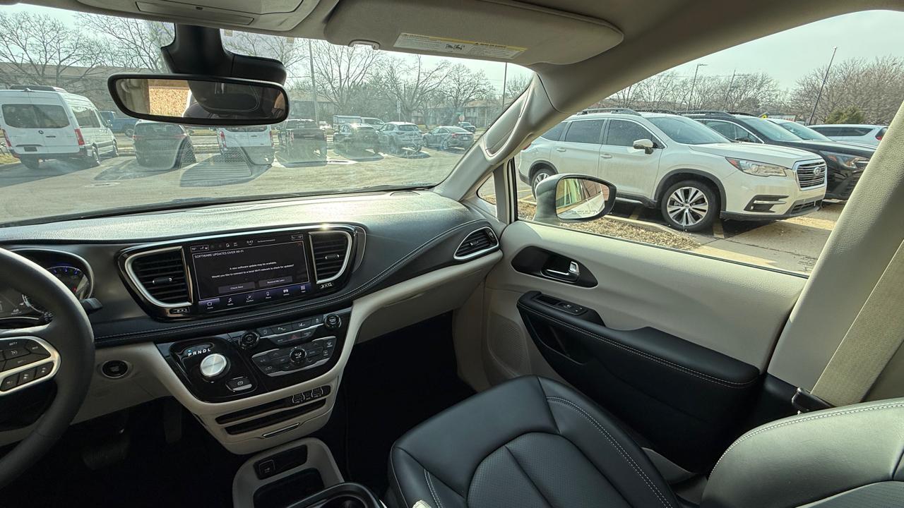 Chrysler Pacifica Touring L 2023