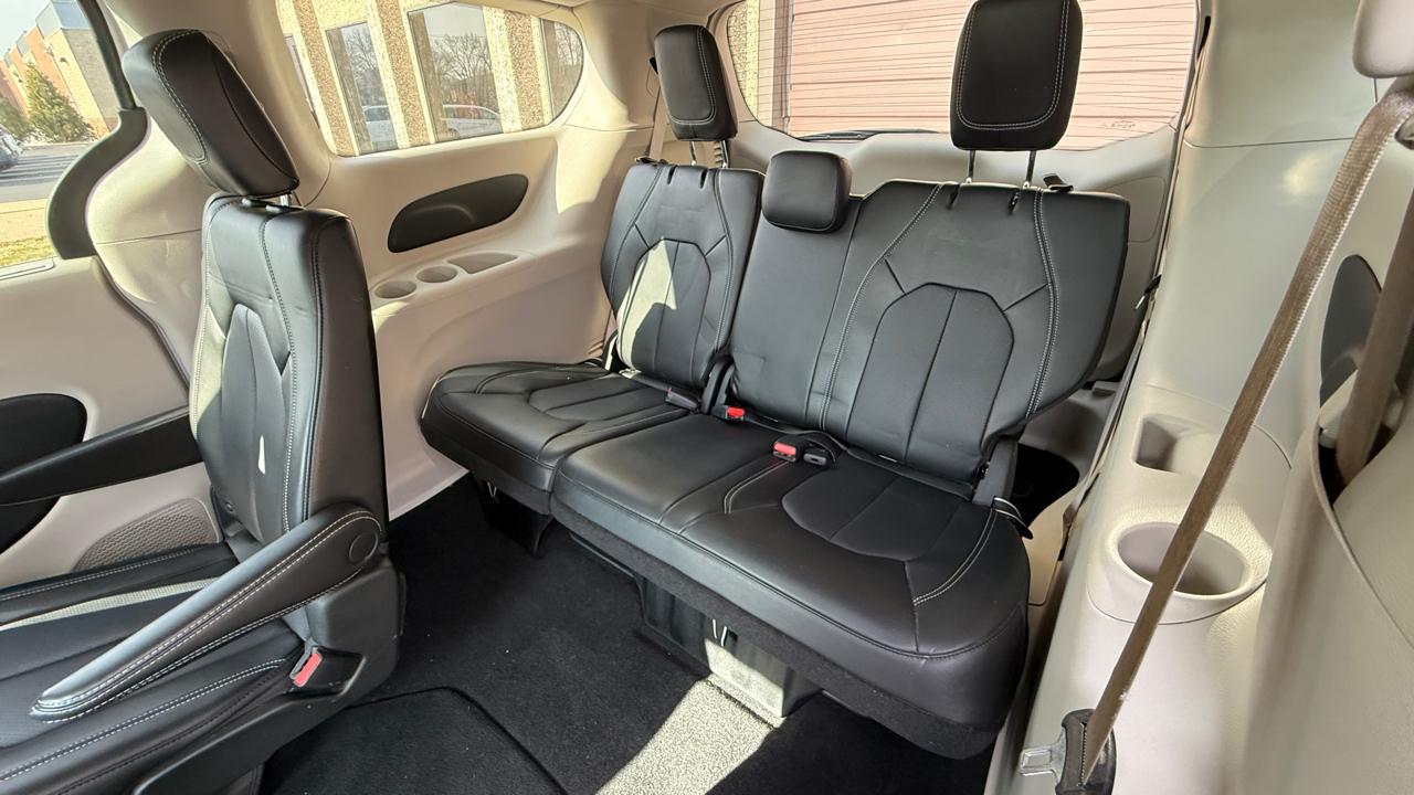 Chrysler Pacifica Touring L 2023