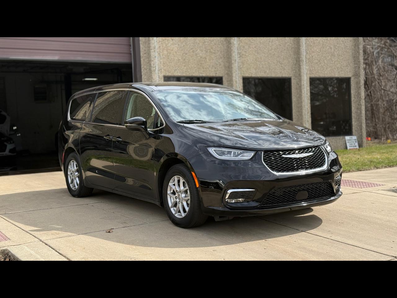 Chrysler Pacifica Touring L 2024