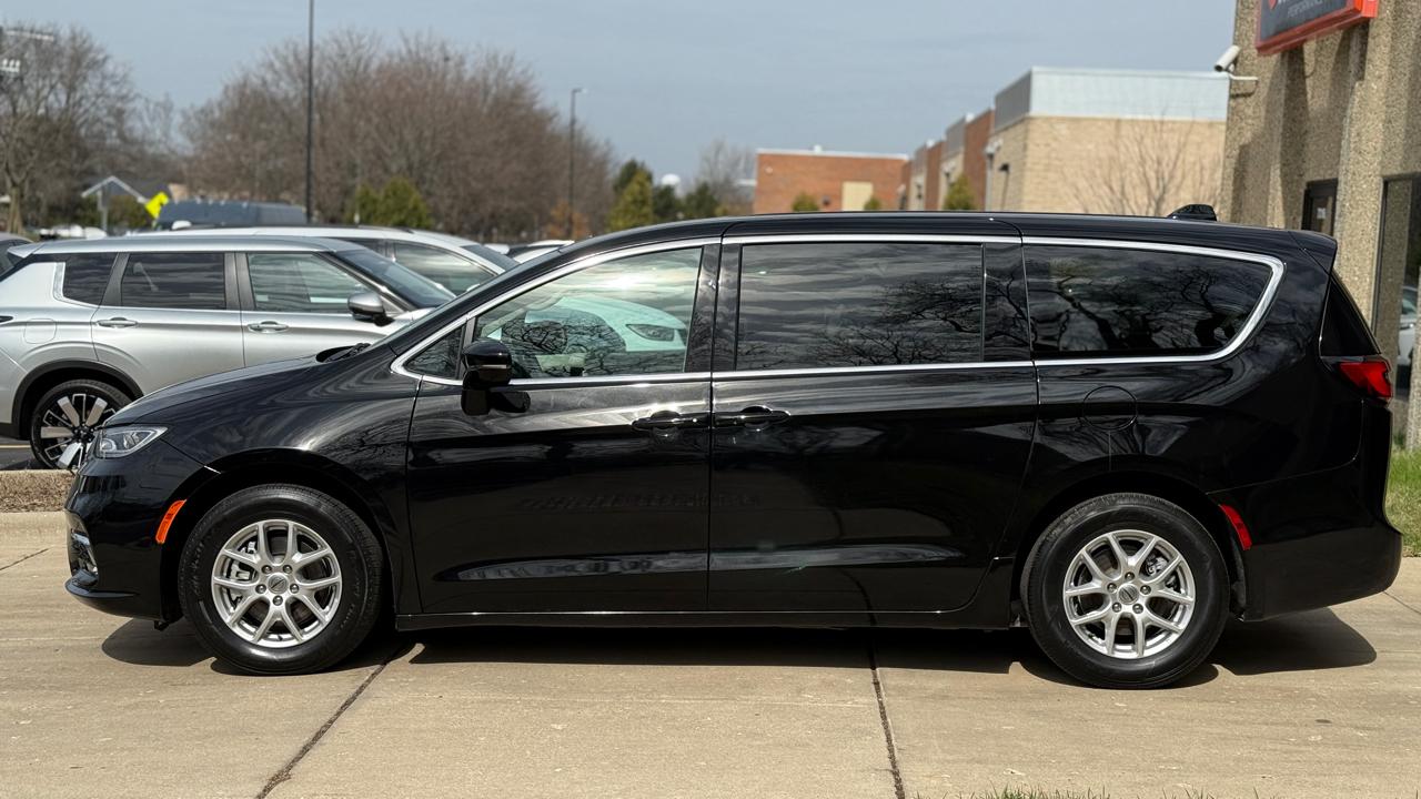 Chrysler Pacifica Touring L 2024