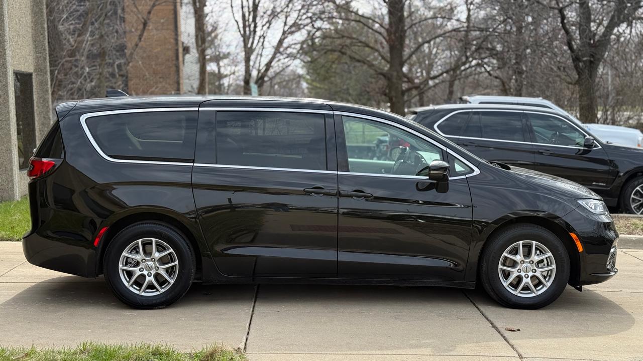 Chrysler Pacifica Touring L 2024