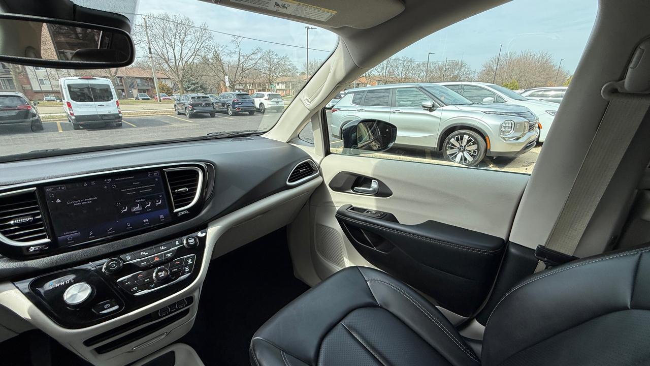 Chrysler Pacifica Touring L 2024