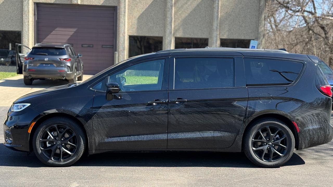 Chrysler Pacifica Limited 2025
