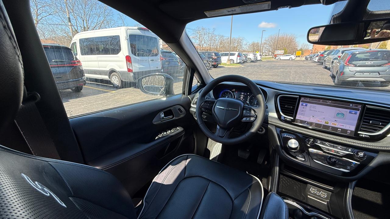 Chrysler Pacifica Limited 2025