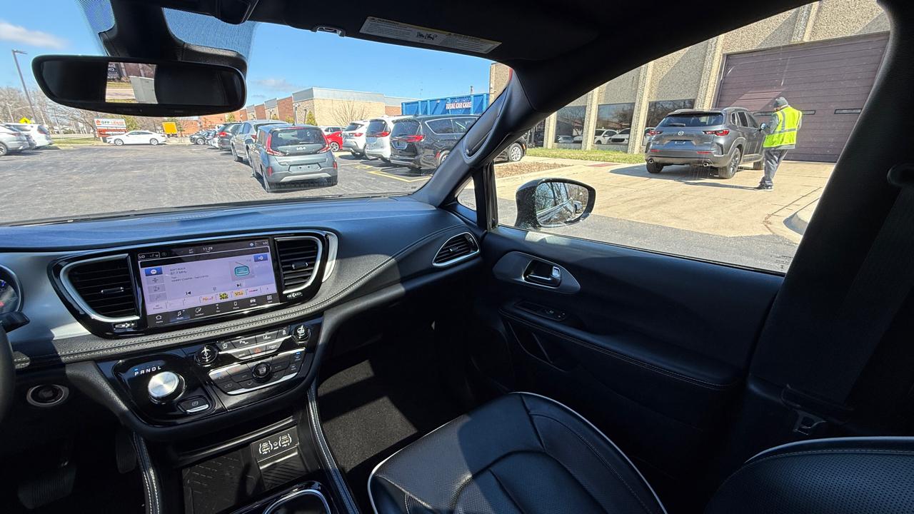 Chrysler Pacifica Limited 2025