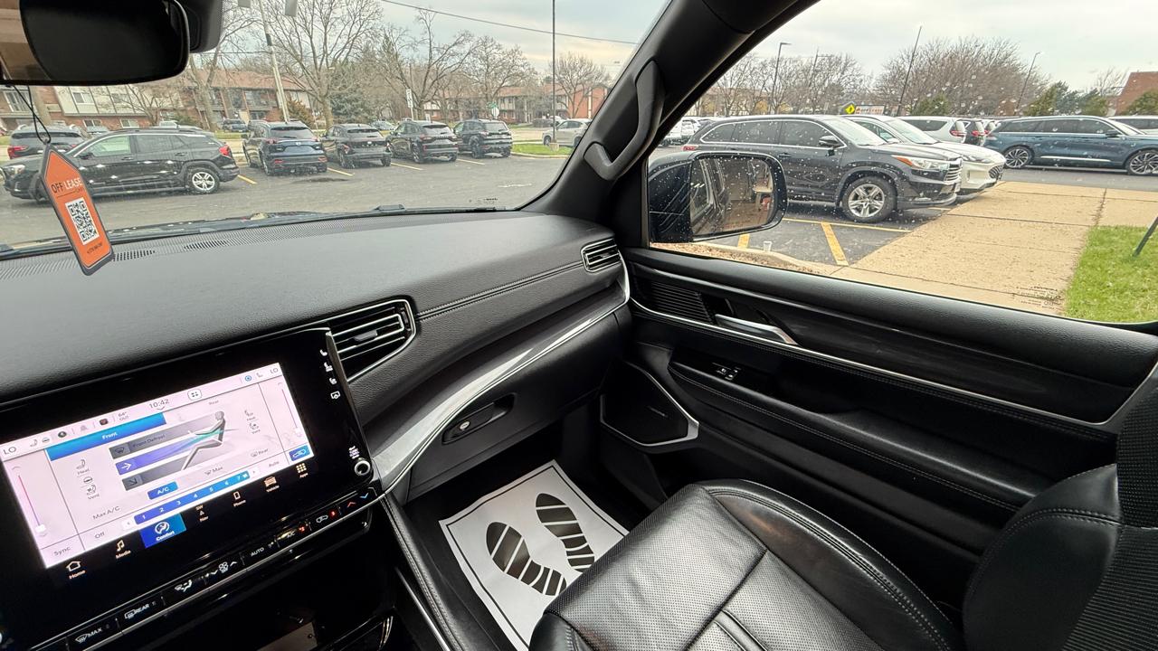 Jeep Wagoneer Base 4WD 2024