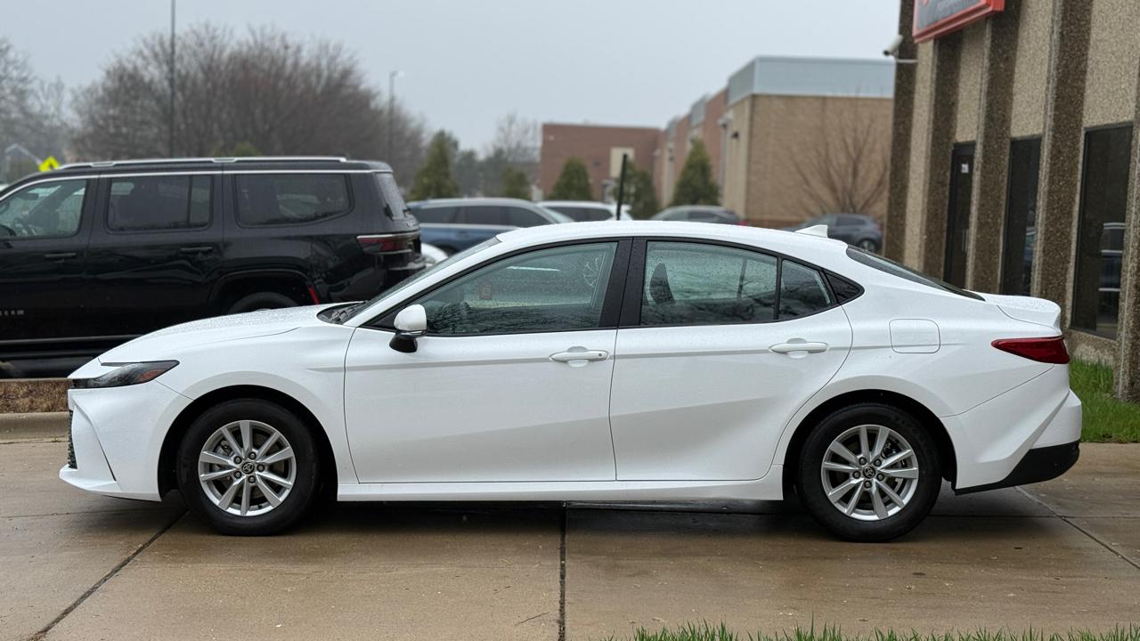 Toyota Camry Hybrid LE 2025