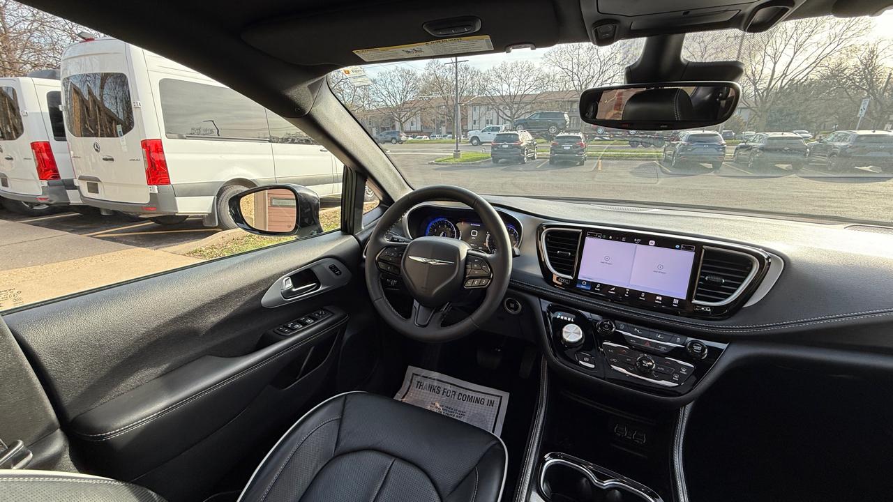 Chrysler Pacifica Limited 2025