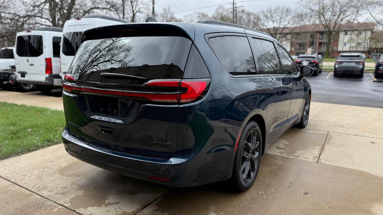 Chrysler Pacifica Limited 2025