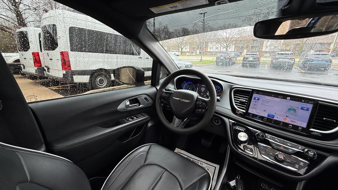 Chrysler Pacifica Limited 2025