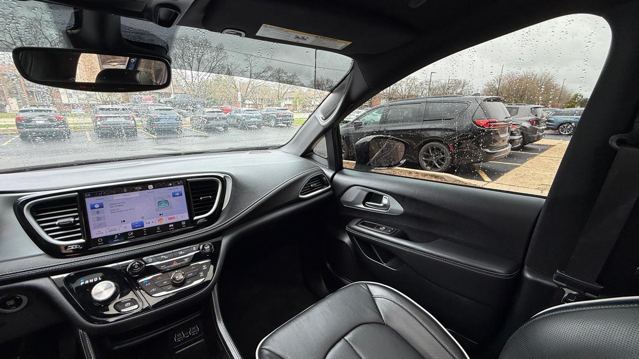 Chrysler Pacifica Limited 2025