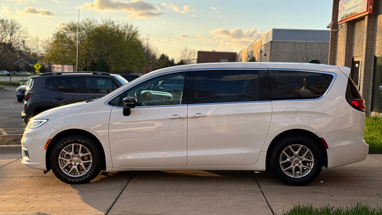 Chrysler Pacifica Touring L 2024