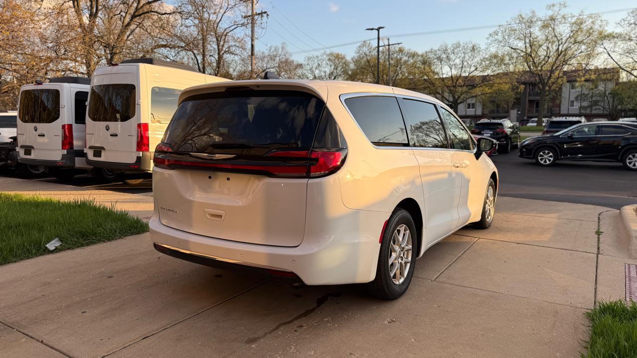 Chrysler Pacifica Touring L 2024