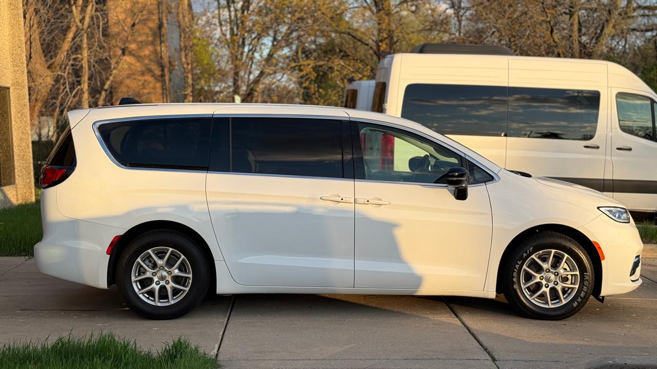 Chrysler Pacifica Touring L 2024