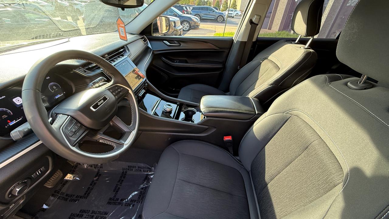 Jeep Grand Cherokee L Laredo 4WD 2023