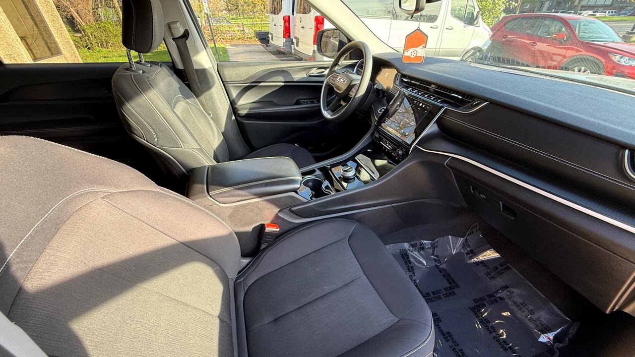 Jeep Grand Cherokee L Laredo 4WD 2023