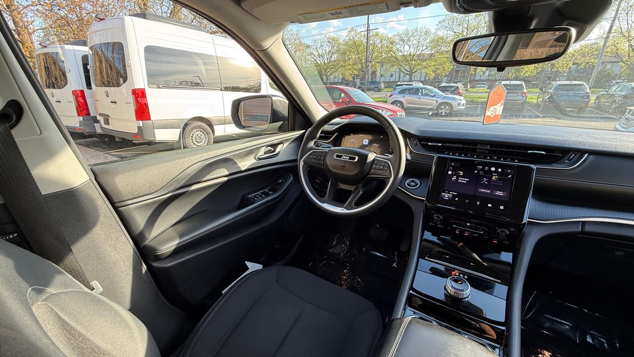 Jeep Grand Cherokee L Laredo 4WD 2023