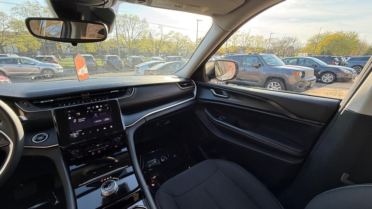 Jeep Grand Cherokee L Laredo 4WD 2023