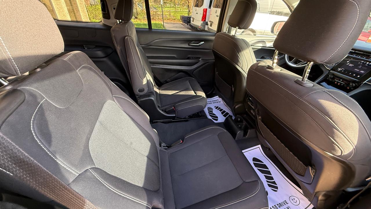 Jeep Grand Cherokee L Laredo 4WD 2023