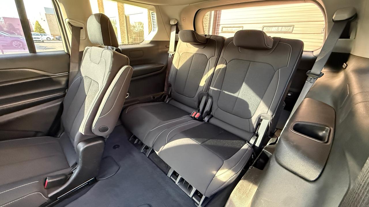 Jeep Grand Cherokee L Laredo 4WD 2023