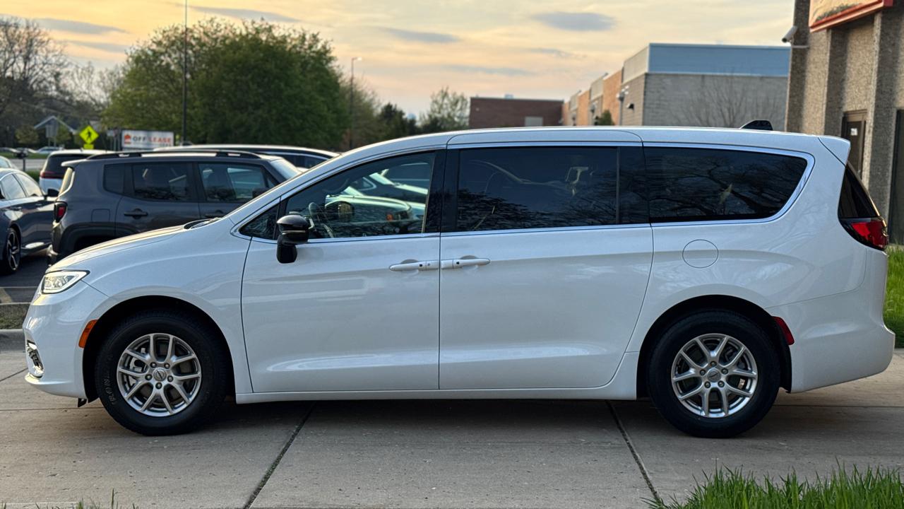 Chrysler Pacifica Select 2025